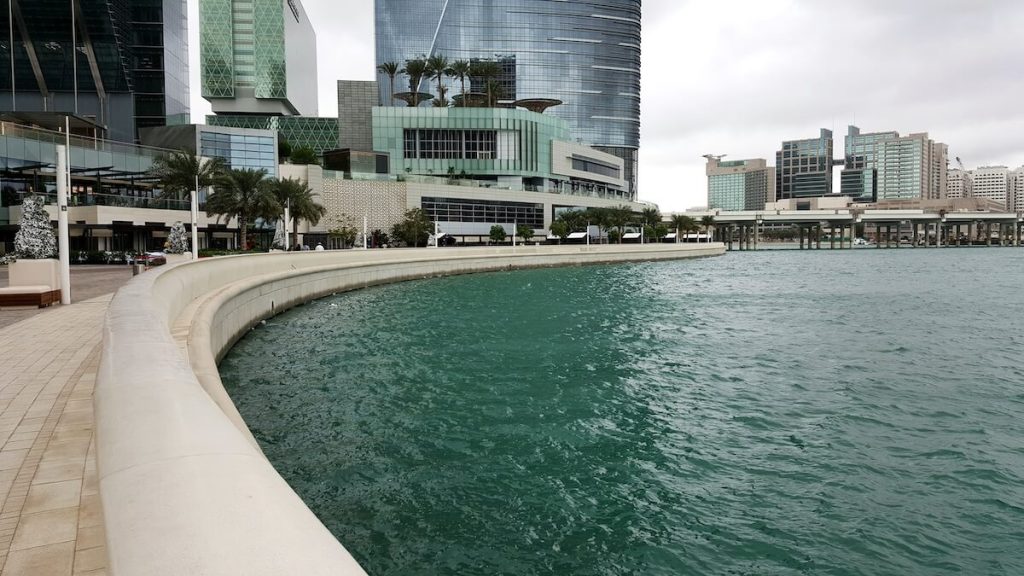 Why Waterfront Living Remains the Most Desired Luxury Lifestyle in Dubai and Abu Dhabi